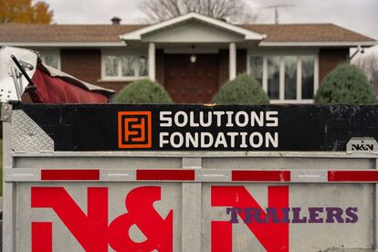 remorque en métal devant une maison